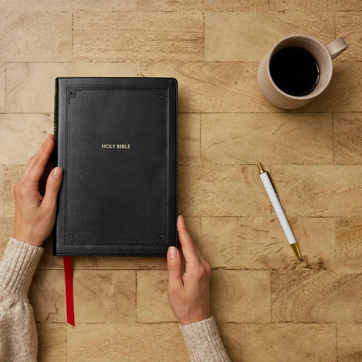 NKJV Giant Print End-of-Verse Reference Bible, Red Letter, Comfort Print (Black) - The Christian Gift Company