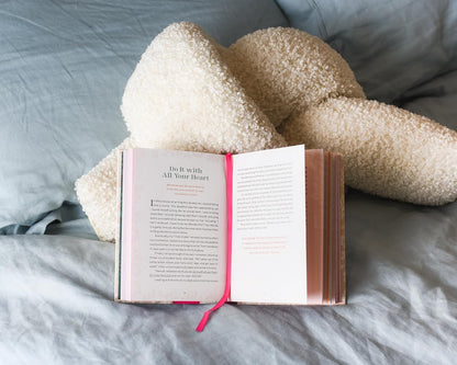 Confidence That Changes Everything: Devotions to Shine Bright in This Topsy-Turvy Life